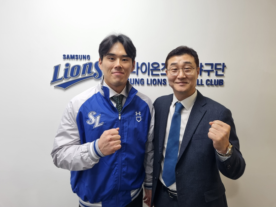 Kim Jae-yoon, left, poses for a photo with Samsung Lions General Manager Lee Jong-yeol after signing with the club on Wednesday.  [SAMSUNG LIONS]
