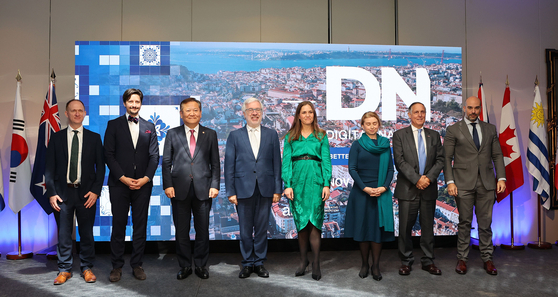 Interior Minister Lee Sang-min, third from the left, participates in the 2023 Digital Nations Ministerial Meeting in Portugal on Nov. 15. The meeting was intended to facilitate the digitalization of public administration and governance. He later flew to the United States to discuss international cooperation in public administration with U.S. counterparts. [YONHAP]