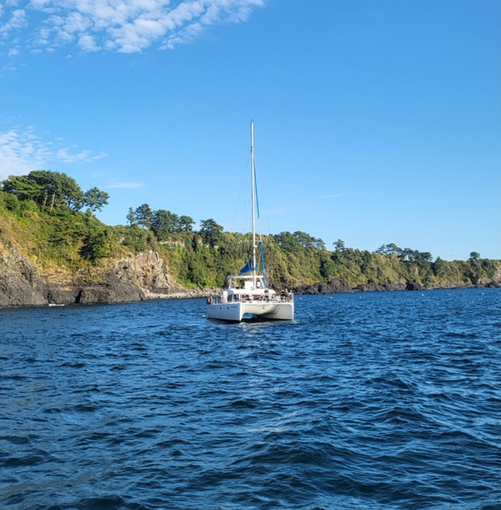 The resort's Suite & Yacht package invites guests to take an hour long tour around a luxury yacht operated by Grande Bleu. [YIM SEUNG-HYE] 