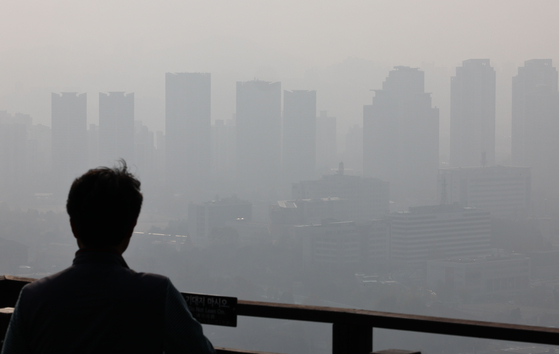 Downtown Seoul on Thursday is blanketed by fine dust from overseas. Korea's central and southern regions were engulfed with heavy fine dust on Thursday, with the authorities issuing fine dust and ultrafine dust advisories for the first time in the fall season. [KIM JONG-HO]