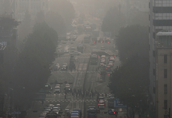 Fine dust blankets central Seoul on Thursday morning, with the hourly average concentration of dust falling within the “bad” level. [YONHAP] 