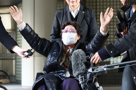 Lee Yong-soo, a survivor of Japanese wartime sexual slavery, leaves Seoul High Court in southern Seoul in joy on Thursday after the court ordered the Japanese government to compensate the victims. [NEWS1]