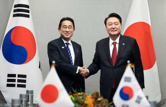 Korean President Yoon Suk Yeol, right, shakes hands with Japanese Prime Minister Fumio Kishida in San Francisco on Nov. 16. [JOONGANG PHOTO]