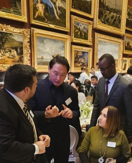 SK Group Chairman Chey Tae-won meets with delegations from Bureau International des Expositions member countries. [SCREEN CAPTURE]