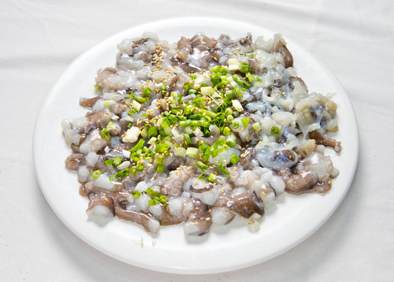 Sannakji, otherwise known as live octopus, is a traditional dish in Korea. [JOONGANG PHOTOS]