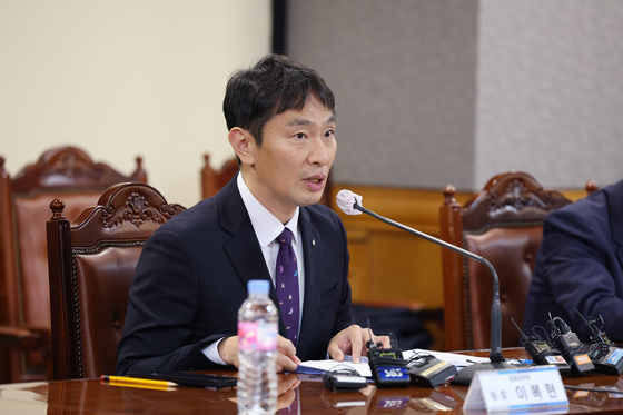 Financial Supervisory Service Gov. Lee Bok-hyun makes a statement in a meeting with chiefs of financial institutions in central Seoul on Nov. 20. [YONHAP]