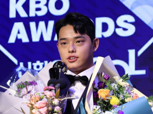 Hanwha Eagles pitcher Moon Dong-ju speaks after winning Rookie of the Year at a KBO awards ceremony in central Seoul on Monday. [NEWS1]