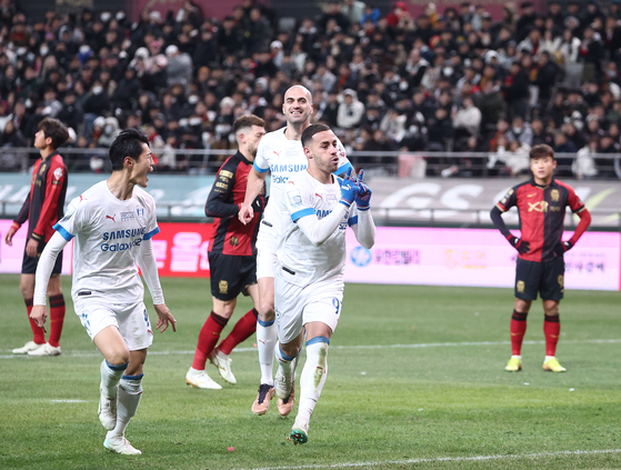 Suwon Samsung Bluewings' Rodrigo Bassani celebrates scoring a goal during a K League match against FC Seoul at Seoul World Cup Stadium in western Seoul on Saturday. [YONHAP]