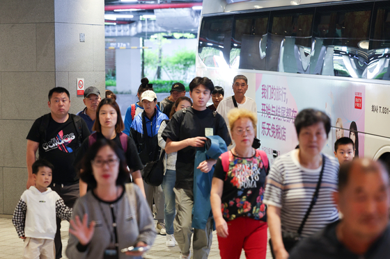 Chinese group tourists head to the Lotte World Tower in Jamsil, southern Seoul, for shopping on Oct. 2. [YONHAP]