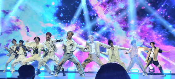 Boy band n.SSign performs its song during its debut showcase on Aug. 9 at the IVEX Studio in Gwangmyeong, Gyeonggi. [YOON SO-YEON]