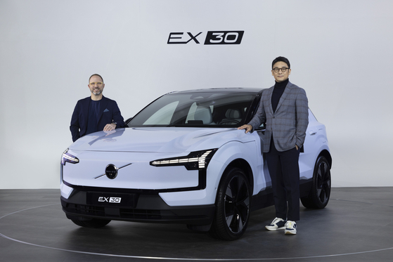  T. Jon Mayer, left, head of exterior design of Volvo Cars, and Lee Yoon-mo, CEO of Volvo Car Korea, pose with the new EX30 at a media event Tuesday held in central Seoul. [VOLVO CAR KOREA]