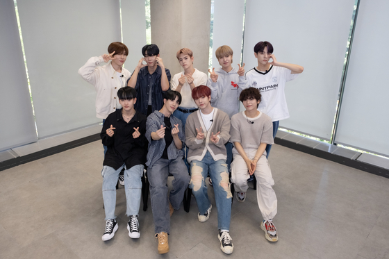 Boy band n.SSign poses for photos after an interview with the Korea JoongAng Daily. [CHO YONG-JUN]