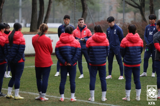 Korean women's football team manager Colin Bell, center, instructs his players at Paju National Football Center in Paju, Gyeonggi on Monday. [YONHAP] 