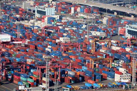 Containers are stacked up at a pier in Busan on Nov. 21. [JOONGANG PHOTO]
