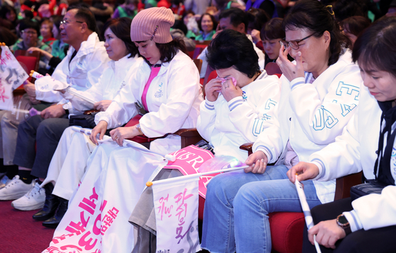 Busan citizens gathered at a pep rally at Busan Citizens' Hall burst into tears after the city lost its bid to host World Expo 2030 on Wednesday. [YONHAP]