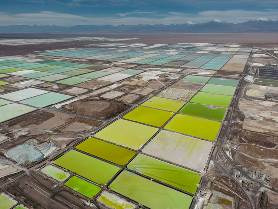 Korea and Chile will launch another round of talks on revising their free trade agreement in response to changing global trade circumstances. Pictured are Chile's lithium deposits, which the nation holds the most of in the world. [AP/YONHAP]