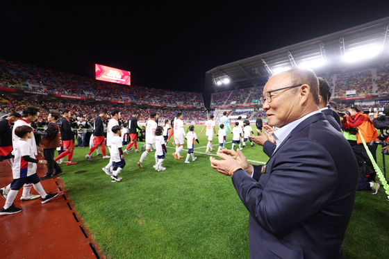 Former Vietnamese national team manager Park Hang-seo, right, encourages Vietnamese players before a friendly between Korea and Vietnam at Suwon World Cup Stadium in Suwon, Gyeonggi on Oct. 17. [YONHAP] 