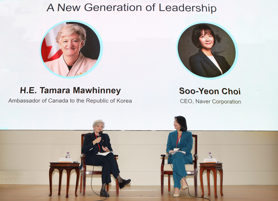 From left, Canadian Ambassador to Korea Tamara Mawhinney and Naver CEO Choi Soo-yeon engage with Canadian and Korean female entrepreneurs and scholars at Ewha Womans University in Seoul on Thursday. [PARK SANG-MOON]