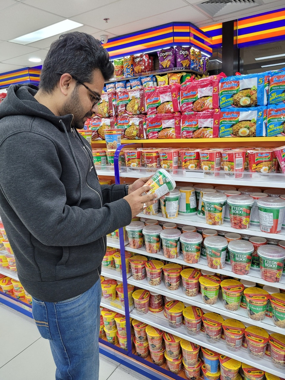 A customer purchases a bibigo product in an EzyMart store in Australia. [CJ CHEILJDEANG]