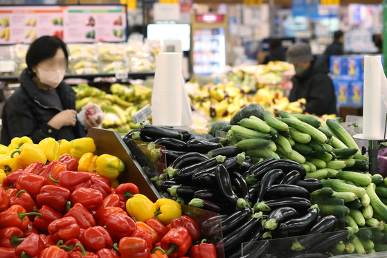 People browse grocery items at a supermarket in Seoul on Thursday. [YONHAP]