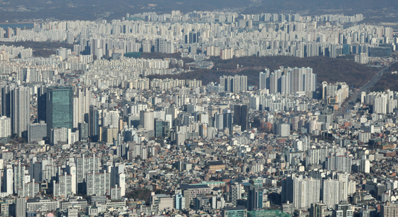 The number of unsold houses in October decreased 2.5 percent compared to the month before to 58,299 units, according to data from the Ministry of Land, Infrastructure and Transport. The number of sold houses in October shrunk 3.3 percent on month to 47,799, though the figure was a 48.6 percent on-year increase compared to 32,173 houses sold in October 2022. The picture above shows apartment complexes in Songpa District, southern Seoul, on Thursday. [NEWS1]