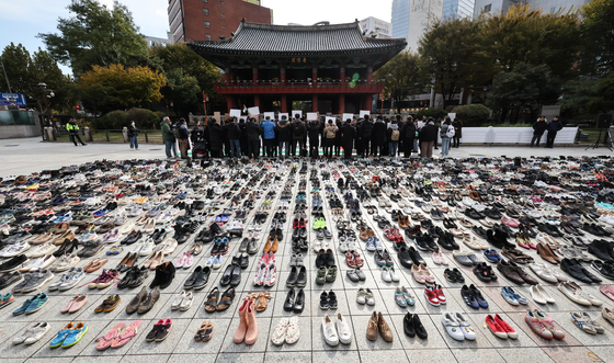 Children's shoes representing Palestinian children killed by Israeli bombardment of Gaza are laid out during a protest against the war that was held in front of the Bosin Pavilion in Jongno District, central Seoul, on Nov. 17. [NEWS1]