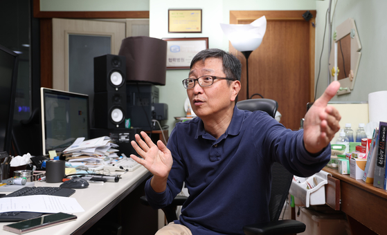 Ha Jeong-hun shares his thoughts and advice on parenting during the interview with JoongAng Ilbo. [JOONGANG PHOTO]
