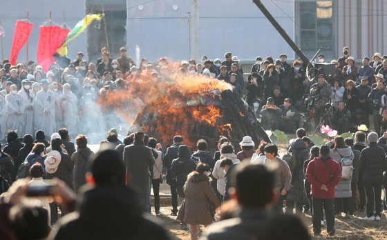 A cremation ceremony for Ven. Jaseung, a former head of the Jogye Order of Korean Buddhism, is held at Yongjusa, a temple in Hwaseong, Gyeonggi, on Sunday. A funeral ceremony attended by thousands of people, including political and religious leaders, was held at the Jogye Temple in central Seoul earlier Sunday. The late monk died after self-immolating at a temple in Gyeonggi last Wednesday. [NEWS1]