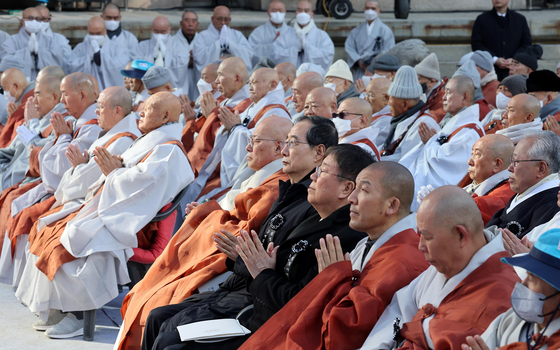 Prime Minister Han Duck-soo, center, presidential chief of staff Kim Dae-ki and other political and religious figures take part in a funeral ceremony for Ven. Jaseung at the Jogye Temple in Jongno District, central Seoul Sunday. [JOINT PRESS CORPS]