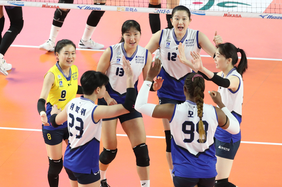 Suwon Hyundai Engineering & Construction Hillstate players celebrate during a V League game against Gimcheon Korea Expressway Hi-Pass at Gimcheon Gymnasium in Gimcheon, North Gyeongsang on Thursday. [YONHAP] 