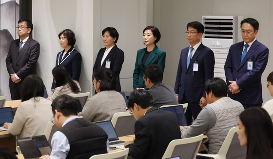 From left, minister candidates Choi Sang-mok, Kang Jung-ai, Song Mi-ryung, Oh Young-ju, Park Sang-woo and Kang Do-hyung stand as presidential chief of staff Kim Dae-ki announces a Cabinet reshuffle in a press briefing at the Yongsan presidential office in central Seoul Monday. [JOINT PRESS CORPS]