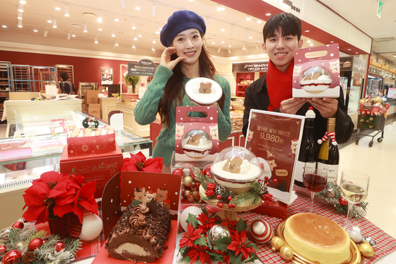 Shinsegae Food unveiled a Christmas cake priced at 9,980 won ($7.66), just like last year, to ease the burden on consumers amid high living costs. [YONHAP]
