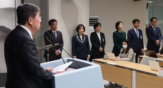 Presidential chief of staff Kim Dae-ki, left, announces a Cabinet reshuffle in a press briefing at the Yongsan presidential office in central Seoul Monday, and the six new minister candidates, standing to the right, listen. [JOINT PRESS CORPS]