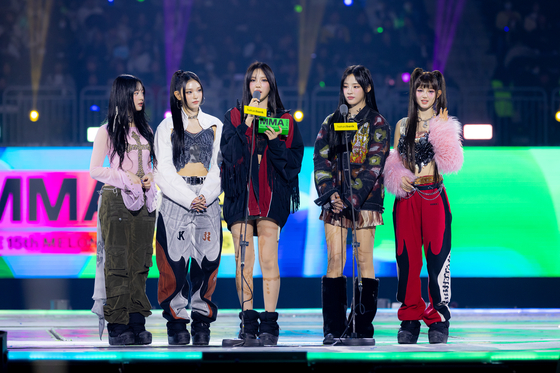 NewJeans receives Artist of the Year during the Melon Music Awards 2023 held at Inspire Arena in Incheon on Saturday. [KAKAO ENTERTAINMENT]