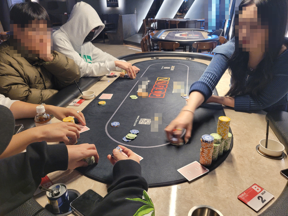 Inside a Hold ’em pub in Suwon, Gyeonggi [SON SUNG-BAE, JOONGANG PHOTO]