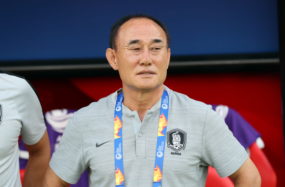 Then-U-23 national team manager Kim Hak-bum waits for the kickoff for the 2020 AFC U-23 Championship match between Korea and Uzbekistan at Thammasat Stadium in Thailand on Jan. 15, 2020. [YONHAP] 