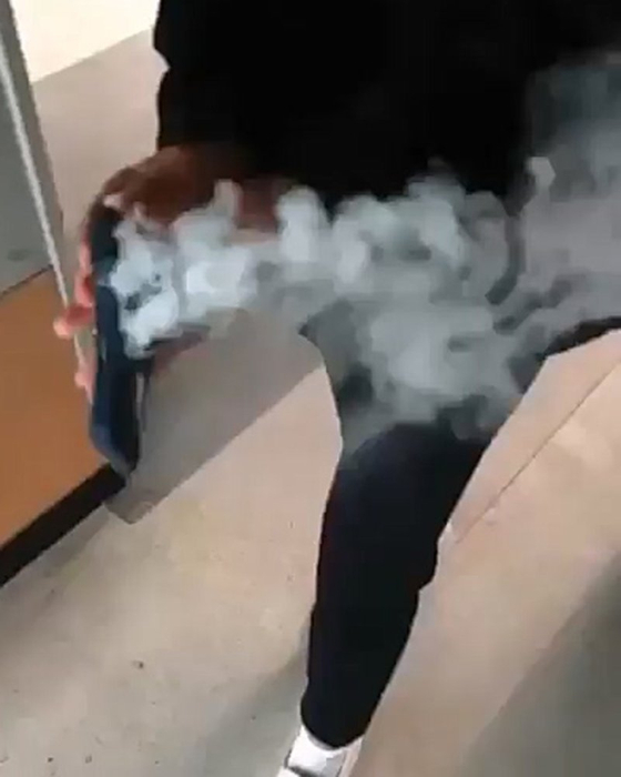 A student's iPhone 13 mini started heating and smoking on Oct. 25 at a middle school in Uijeongbu, Gyeonggi. [SCREEN CAPTURE]