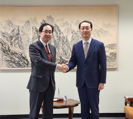 Kim Gunn, right, South Korea's special representative for Korean Peninsula peace and security affairs and Hiroyuki Namazu, head of the Japanese foreign ministry's Asian and Oceanian Affairs Bureau, shake hands in their meeting in Seoul on Tuesday to discuss the North's recent military provocations. The two nuclear envoys condemned the North's recent launch of its spy satellite into space. They stressed that a series of sanctions on the North announced by the governments of South Korea, the United States, Japan and Australia show the international resolve to ensure there are consequences the North must face with its continued military provocations. [MINISTRY OF FOREIGN AFFAIRS]