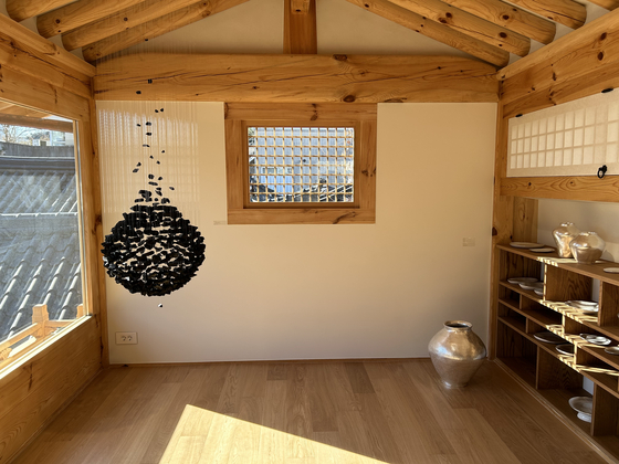 A view of the ″Relationship log″ exhibition at Hohojae in Jongno District, central Seoul. Left is Bahk Seon-ghi's ″An Aggregation 20231112″ and right is Lee Hea-mi's silverware pieces. [SHIN MIN-HEE]