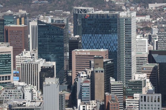 This picture shows central Seoul's business cluster seen from Mount Namsan. [YONHAP]