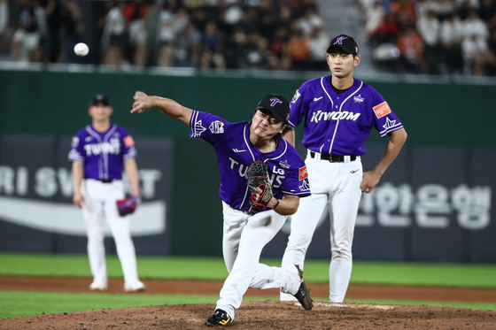 Lee Jung-hoo, right, watches Go Woo-suk pitch during the 2023 KBO All-Star game at Sajik Baseball Stadium in Busan in July. [NEWS1]