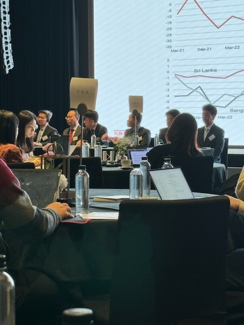 Directors and economists from S&P Global Ratings and Nice Investors Service attend a press conference held to discuss debt, wars and sovereign ratings at Fairmont Ambassador Seoul in Yeouido, western Seoul, on Wednesday. [NICE INVESTORS SERVICE]