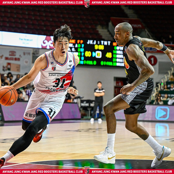 Anyang Jung Kwan Jang Red Boosters' Jeong Hyo-geun, left, dribbles the ball during an East Asia Super League game against TNT Tropang Giga at Anyang Gymnasium in Anyang, Gyeonggi in a photo shared on the Red Boosters' official Instagram account on Wednesday. [SCREEN CAPTURE]