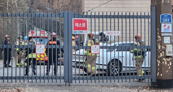 Fire fighters at Korea Electric Power Corporation's Ok-dong transformer in Ulsan to inspect whether if it was the cause to a blackout in the region. [YONHAP]