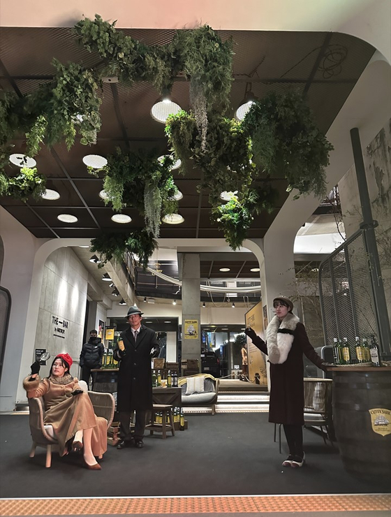 Actors, dressed in traditional western attire, greet passers-by at the Cutty Sark pop-up store in Garosu-gil in Gangnam District, southern Seoul, on Dec. 2. [SEO JI-EUN]