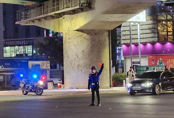 A police officer uses hand signals to control traffic in Ulsan as traffic lights turned off due to a blackout on Wednesday. [YONHAP]