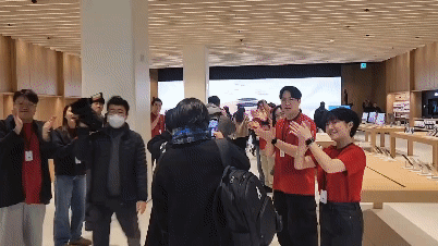 Apple staffs in red shirts welcome the press on Thursday prior to the store's official opening this Saturday. [JIN EUN-SOO]