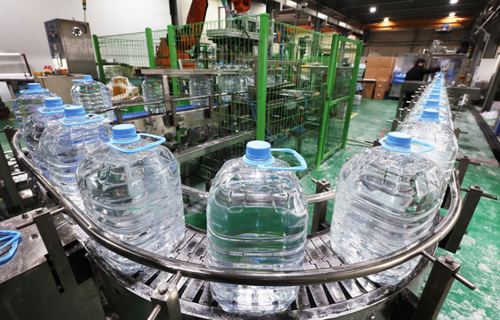 Urea solution is packaged at a Kumsung E&C facility in Ansan, Gyeonggi. [YONHAP]