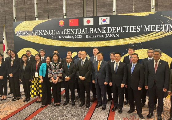 Attendees of the Asean Plus Three Finance and Central Bank Deputies' Meeting pose for a photo during their two-day meeting in Kanazawa, Japan, from Wednesday to Thursday. [MINISTRY OF ECONOMY AND FINANCE]