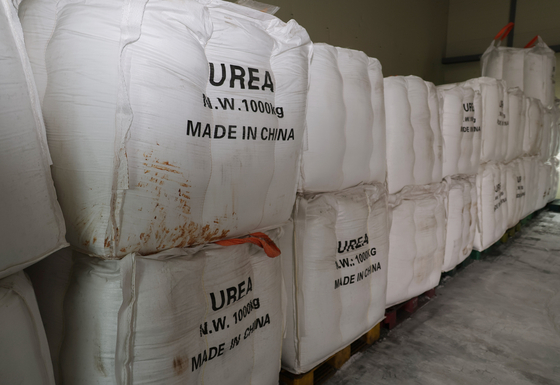 Urea imported from China is stored in Aton Industry's warehouse in Iksan, North Jeolla. [YONHAP]